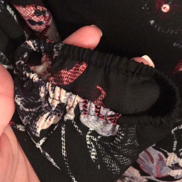 EUC WMN SZ M navy blue & floral 3/4 length blouse - Picture 3 of 5